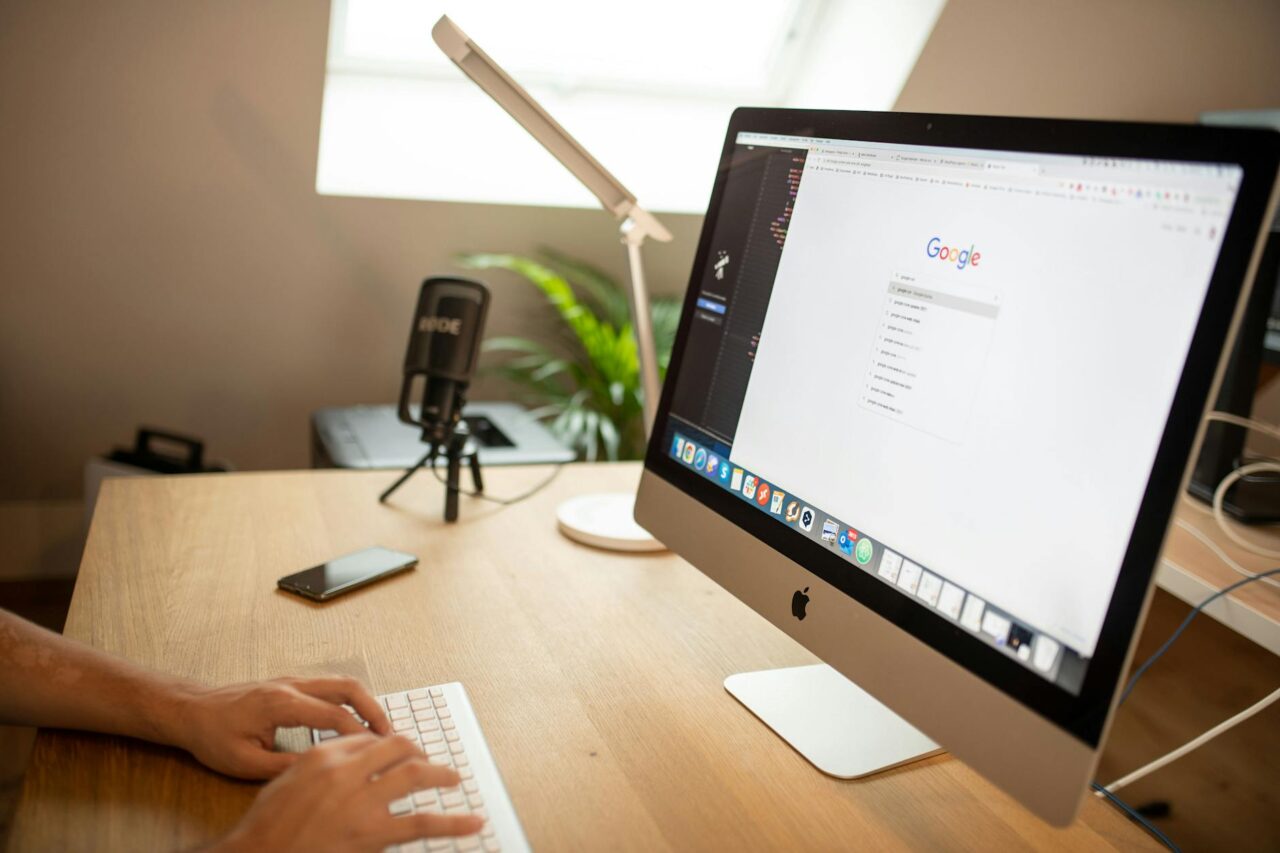 seo-boost-Xv-1 2025: advertoriale de autor vs advertoriale scrise generic, ce funcționează mai bine
